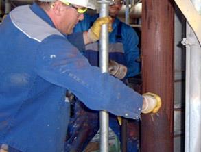 Поврежденная коррозией трубная обвязка на нефтеперерабатывающем заводе