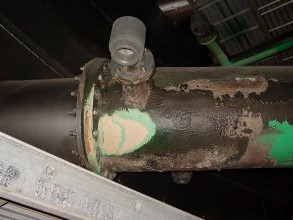 Сильное повреждение композитной трубы из-за воздействия известкового шлама