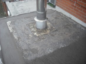 Разрушенный стык в основании стойки привел к протечкам кровли