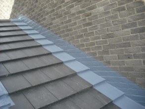 Покрытие Belzona 3111 (Flexible Membrane), нанесенное для герметизации стыков на шиферной плитке и кирпичной кладке, не препятствует естественным подвижкам кровли по стыкам