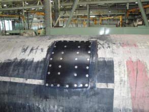 Резиновая заплата приклеена на поврежденный участок с помощью Belzona 2211 (MP Hi-Build Elastomer)