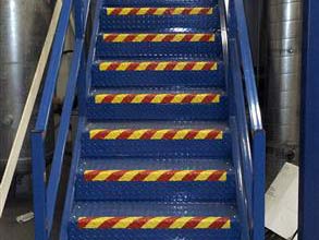 Противоскользящее покрытие Belzona 4411 (Granogrip) с полосами красного и ярко-желтого цвета для предупреждения об опасности
