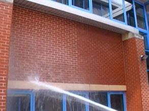 Демонстрация водоотталкивающих свойств Belzona 5122 (Clear Cladding Concentrate) на левой стороне стены