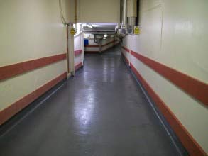 Пол в коридоре быстро отремонтирован и защищен с помощью Belzona 5231 (SG Laminate)